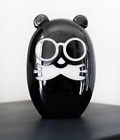 En svart glasskulptur i form av en Utter med glasögon.